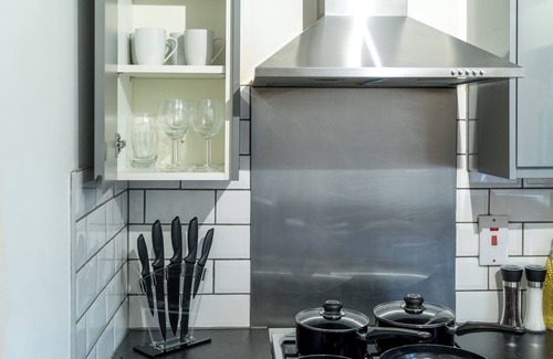 Maidenbower Apartment | Pet-Friendly 1-Bedroom Apartment in Crawley