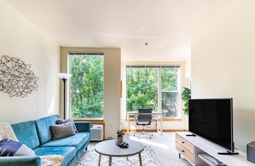 Lloyd District Apartment | Pet-Friendly 1 BR Apartment in Portland