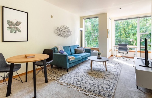 Lloyd District Apartment | Pet-Friendly 1 BR Apartment in Portland