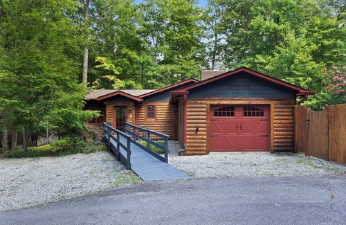 Pisgah Forest Cabin | Pet Friendly 2 Bedroom Cabin Near Pisgah National Forest and Brevard