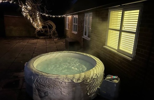 Maidstone Cottage | Pet friendly 2 bed cottage - Hot tub, log burner and gardens in countryside
