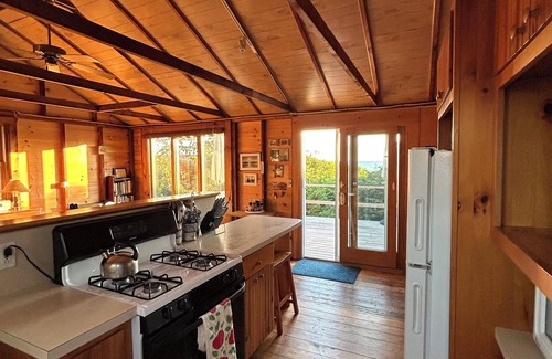 North Eastham Cottage | Pet friendly 2 Bed Rustic Cape Cottage -1 minute walk to Kingsbury Beach