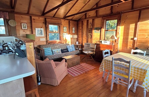 North Eastham Cottage | Pet friendly 2 Bed Rustic Cape Cottage -1 minute walk to Kingsbury Beach