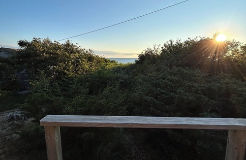 North Eastham Cottage | Pet friendly 2 Bed Rustic Cape Cottage -1 minute walk to Kingsbury Beach