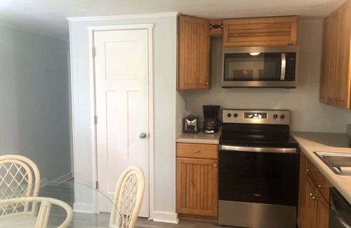 Sunset Beach House | Pet Friendly 2 bedroom w/ Calabash River Access