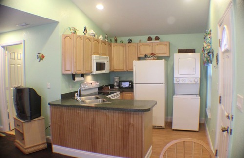 Mid Island House | Pet Friendly 2 Minute Walk to the Beach. March 28th-April 1st $150 per night
