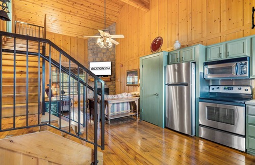 Branson Cabin | Pet-Friendly 2BR Cabin with Jetted Tub, Pools & Screened Deck Near Branson