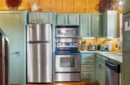 Branson Cabin | Pet-Friendly 2BR Cabin with Jetted Tub, Pools & Screened Deck Near Branson