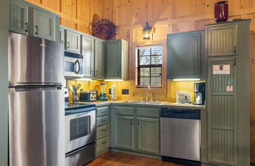 Branson Cabin | Pet-Friendly 2BR Cabin with Jetted Tub, Pools & Screened Deck Near Branson