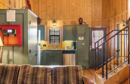 Branson Cabin | Pet-Friendly 2BR Cabin with Jetted Tub, Pools & Screened Deck Near Branson