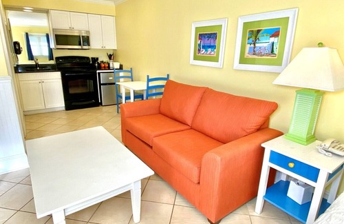 Atlantic Beach Hotel | Pet-friendly, 3 Blocks to Beach - Full Kitchen! Unit 405