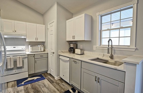 Clearwater House | Pet Friendly 3 bed/2 bath home in the Clearwater Community! Pool, Tennis, Beach Town, WIFI, Pets Allowed!