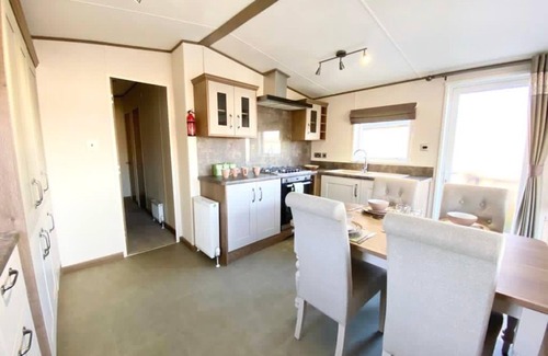Tattershall Cabin | Pet-Friendly 3-Bed Lodge for 8, Tattershall Lakes