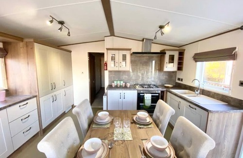 Tattershall Cabin | Pet-Friendly 3-Bed Lodge for 8, Tattershall Lakes