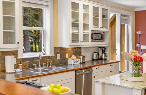 Rollingbay House | Pet-Friendly 3 Bedroom Home next to Battlepoint Park