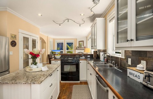 Rollingbay House | Pet-Friendly 3 Bedroom Home next to Battlepoint Park