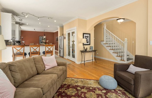 Rollingbay House | Pet-Friendly 3 Bedroom Home next to Battlepoint Park