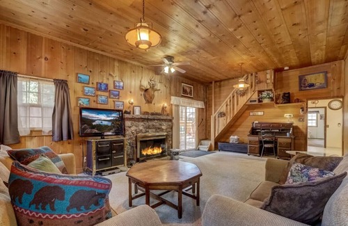 Bijou Pines Cabin | Pet-Friendly 3BR | Near Heavenly | Fenced Yard!