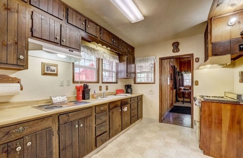 Bijou Pines Cabin | Pet-Friendly 3BR | Near Heavenly | Fenced Yard!