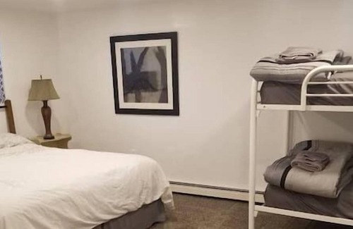 Layton House | Pet Friendly 3bd/2ba city retreat & Waffles