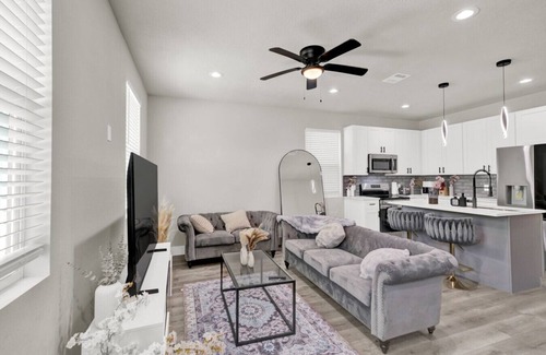 Humble House | Pet-Friendly 3BR/3BA 15 Min to Airport