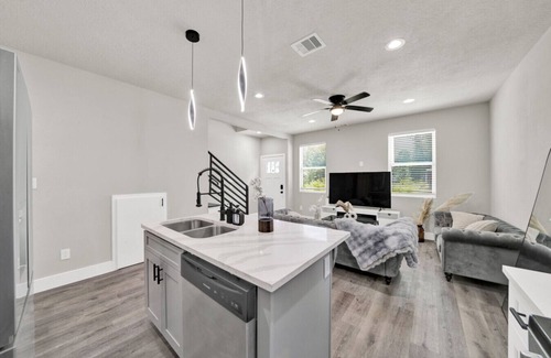 Humble House | Pet-Friendly 3BR/3BA 15 Min to Airport