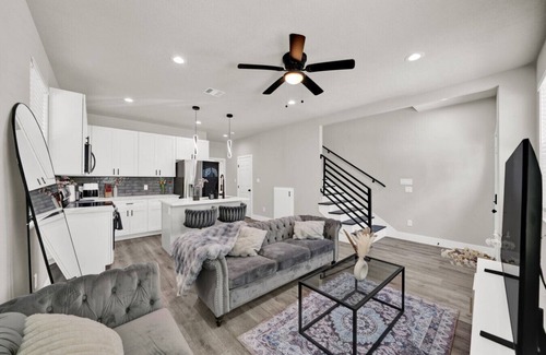 Humble House | Pet-Friendly 3BR/3BA 15 Min to Airport