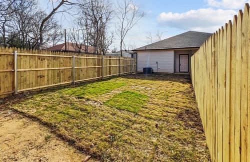 Denison House | Pet-Friendly 3BR Home: Modern Comfort, Scenic Trails, Near Lake Texoma and Historic Main Street