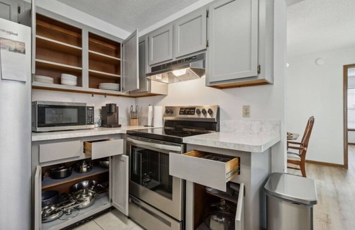 Northside House | Pet-Friendly 3BR Near JAX Airport Downtown UF Health Mid-Term Ready
