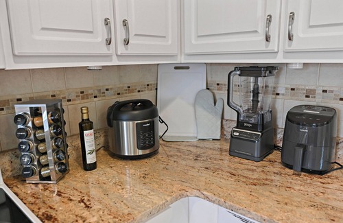 Springfield House | Pet Friendly 4 bd end unit TH, WiFi, Fenced in yard, near Washington DC/transit