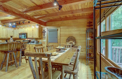 Tate Cabin | PET Friendly 4 Bed LOG CABIN! Golfing, Two Pools, Hiking & Private Fishing Lake!