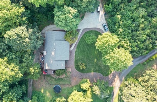 Taylors House | Pet friendly 6BR/10Bed/3.5ba 4000sf retreat, 3 King MBRs, near 3 downtowns!