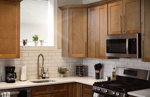 Point Breeze North House | Pet Friendly+6Br+Free Parking+5 Min From Bakery Sq
