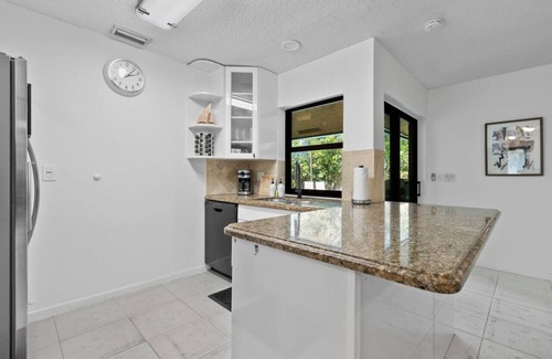 Tropic Palms Apartment | Pet Friendly 8 Min to Atl