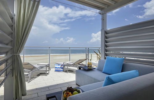 Daytona Beach Hotel | Pet-friendly Accommodation with Outdoor Pool, Steps Away from Daytona Beach!