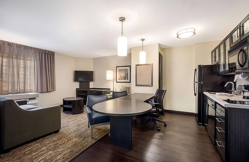 Warrenville Resort | Pet-friendly Accommodation in Northern Chicago w/Full Kitchens - Self Parking