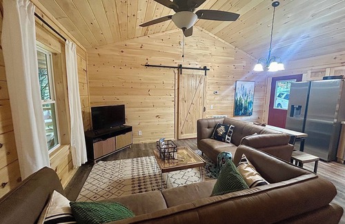 Piper Gap Cabin | Pet friendly-acreage-hot tub-creek