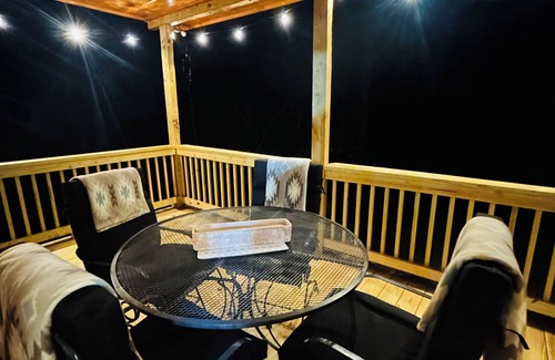 Piper Gap Cabin | Pet friendly-acreage-hot tub-creek