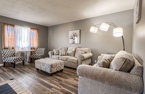 Benson Gardens House | Pet Friendly Airbnb W/4' Fenced Yard & King Bed