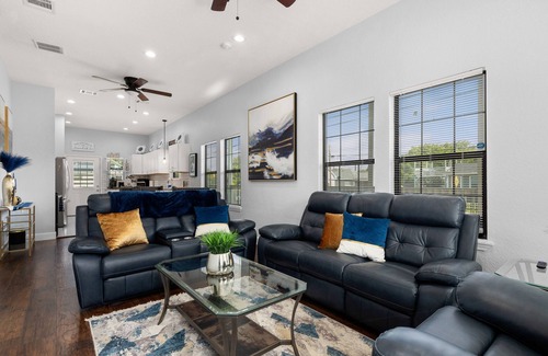 Near East Side House | Pet-Friendly Alamodome Home /5 Minutes to RiverWalk; AT&T; Historic Pearl; Zoo