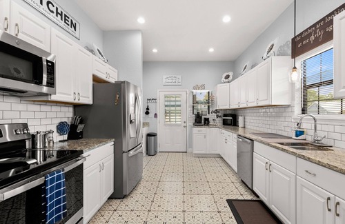 Near East Side House | Pet-Friendly Alamodome Home /5 Minutes to RiverWalk; AT&T; Historic Pearl; Zoo