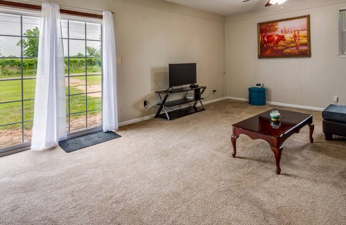 Albany House | Pet-Friendly Albany Home ~ 3 Mi to University!