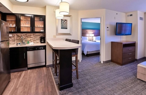 Plantation Resort | Pet-friendly and Modern 2BR Suite w/Kitchen! Outdoor Pool, FREE Breakfast!