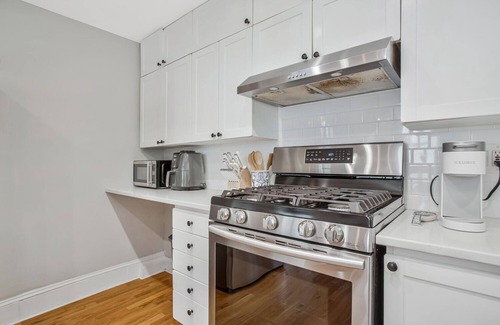 Homewood House | Pet Friendly Annapolis Stay Walk to DTA & Stadium