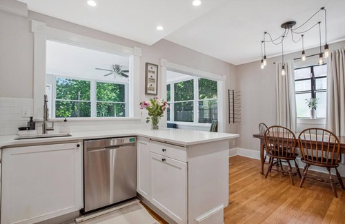 Homewood House | Pet Friendly Annapolis Stay Walk to DTA & Stadium