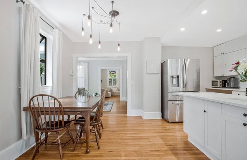 Homewood House | Pet Friendly Annapolis Stay Walk to DTA & Stadium
