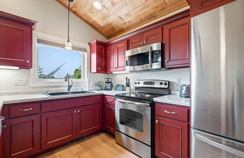 Sturgeon Bay Condo | Pet friendly Apartment in Sturgeon Bay- Proximity to restaurants and bars!