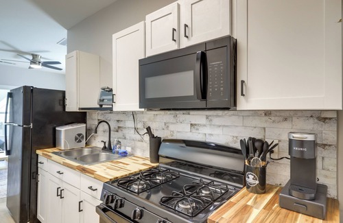 College Park Apartment | Pet-Friendly ATL Hub - 9 Mi to Downtown