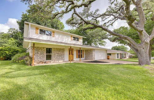 Parker Lane House | Pet-Friendly Austin Vacation Rental w/Backyard!