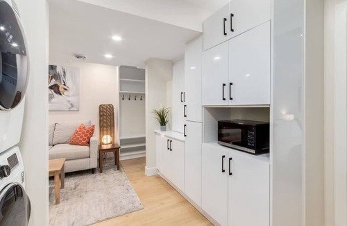Richmond House | Pet Friendly Basement Suite w/3 Queen Beds
